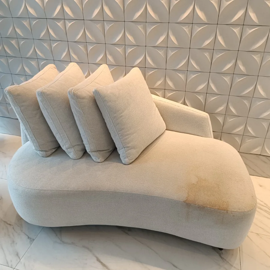 Chaise de bouclé antes da higienização, encardido e manchado