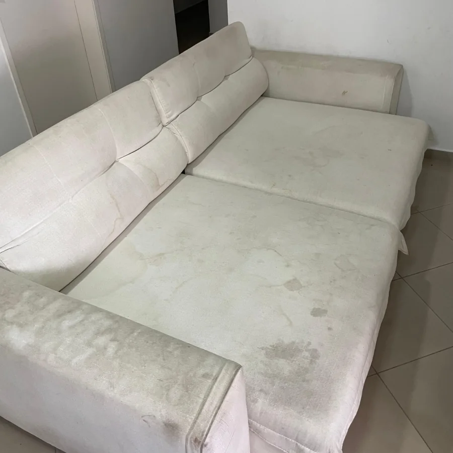 Sofá branco em L antes da higienização, encardido e manchado