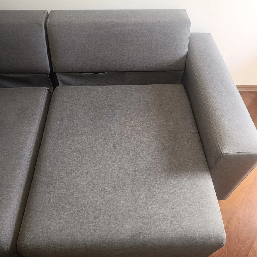 Sofá cinza com chaise depois da higienização, limpo e renovado