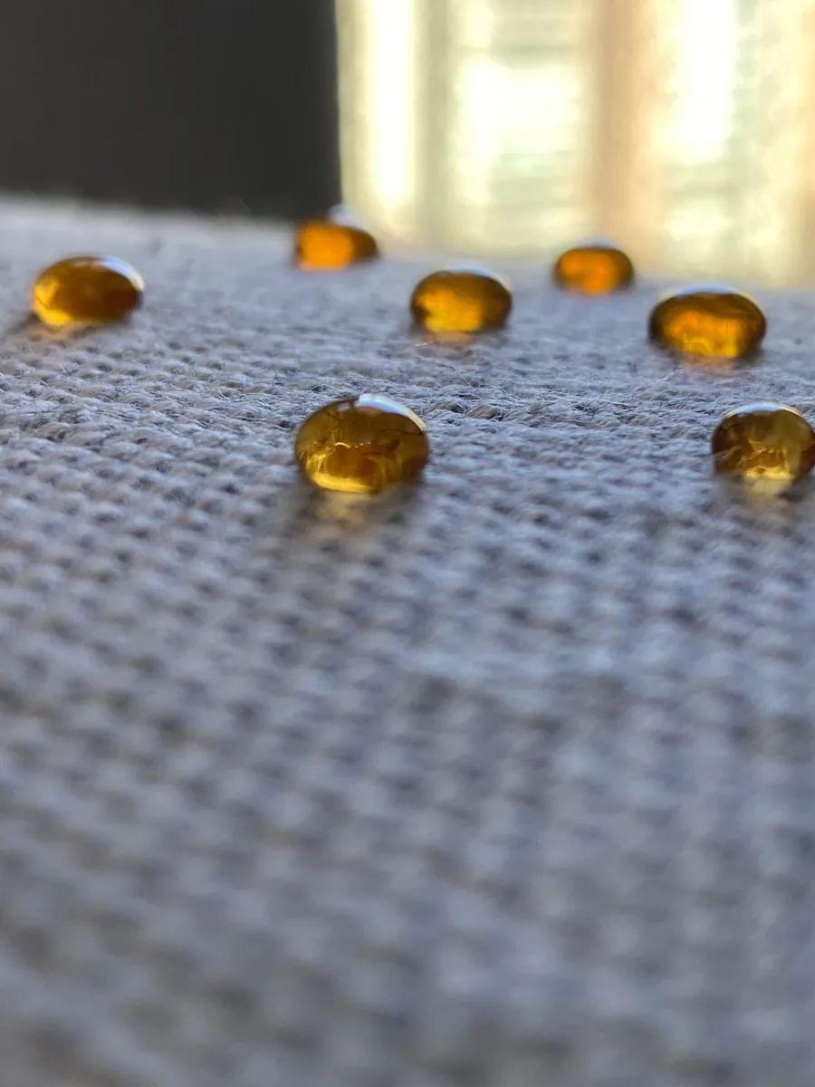 Gotas de bebida sobre a trama, sem absorção