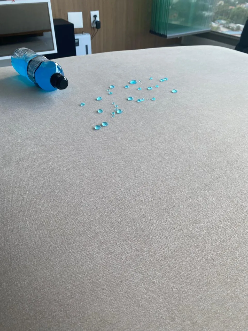 Água sobre tecido protegido: as gotas ficam paradas na superfície